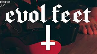 Who wants to lick my pussy and feet while I fuck monster cock?