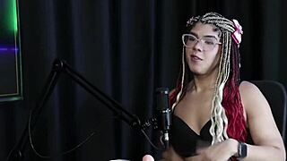 Teve que tirar a roupa no jogo do já fez e ela mostrou seus lindos peitos e a buceta - sofie lollipop transsexual sheer red