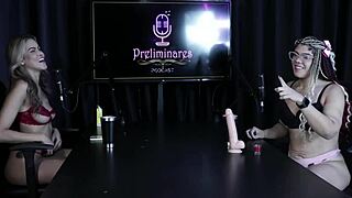 Teve que tirar a roupa no jogo do já fez e ela mostrou seus lindos peitos e a buceta - sofie lollipop transsexual sheer red