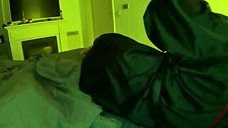 Madrastra e hijastro comparten cama, hijastro obtiene todo de madrastra caliente.