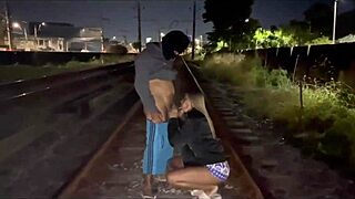 esposa transando nos trilhos do trem ao vivo