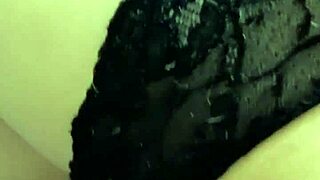 Haci�ndome una rica paja y llega mi marido a comerse mi gran culo.