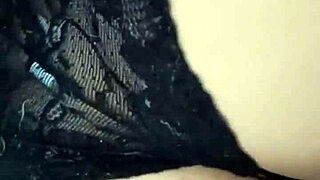 Haci�ndome una rica paja y llega mi marido a comerse mi gran culo.