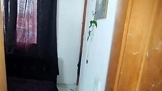 Oye que haces alli, termine follando a mi vecina al ser descubierto espiando!