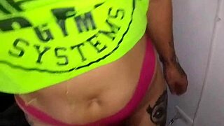 Oye que haces alli, termine follando a mi vecina al ser descubierto espiando!