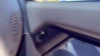 Mamada em movimento no volante do uber