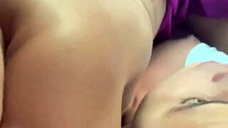 Mamada em movimento no volante do uber