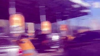 Mamada em movimento no volante do uber