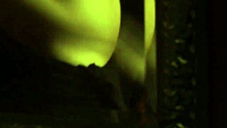 Smuk indisk forfører danser med striptease sød nøgen erotisk tøj revet teasing softcore