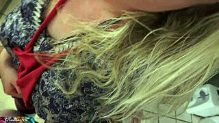 Mlečenje pastorka v kuhinji pred zmenkom