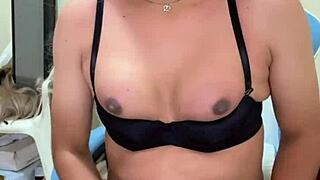 Jalándome la polla siendo transexual pequeña