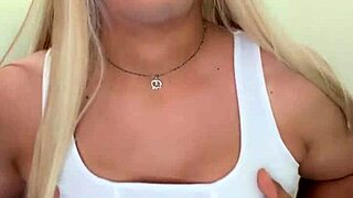 Jalándome la polla siendo transexual pequeña