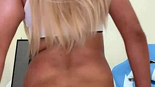 Jalándome la polla siendo transexual pequeña