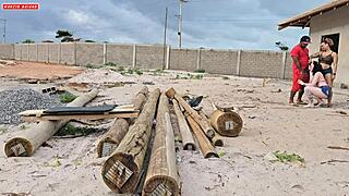 Carpenter receives payment and gets surprise from the owners of the work