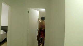 minha vadia fode o canalizador enche o bundo de leite para o namorado na sala e entao propoe troca de parceiros com o namorado e seu marido