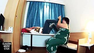 Se ponen cachondos comiendo sus pies y luego se hacen una buena comida de coño