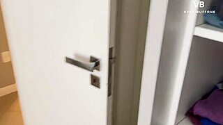 descubri al amigo de mi hijo oliendo mi lenceria y le di una valiosa leccion