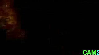 Geile Black-Schlampe masturbiert geil vor der Webcam