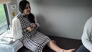 Saas Ki Chudai Train Mein Ghodi Banake