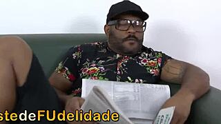 Colegias safadas fazem orgia com homem mais velho