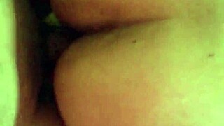 mi puta gime rico en el culo