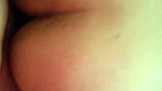 mi puta gime rico en el culo