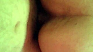 mi puta gime rico en el culo