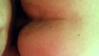 mi puta gime rico en el culo