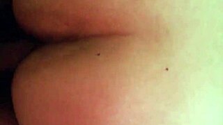 mi puta gime rico en el culo