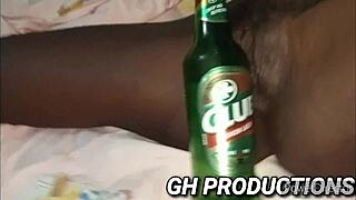 Klubsko igra z steklenico v pički in riti