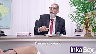 jovencitos latinos reciben terapia sexual y anal por viejo director