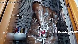 Come shower with this fat milf