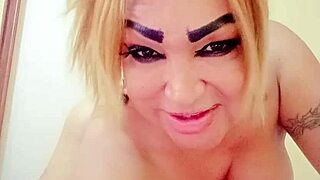 Tu nena caliente carolin shows off her big shemale cock in provocative display