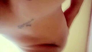 Tu nena caliente carolin shows off her big shemale cock in provocative display