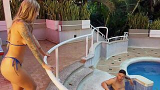 Follando Con Extraña En La Piscina Del Hotel Mientras Su Novio Descansa En Su Habitación