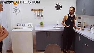 Me follo a la compa�era de trabajo mientras su esposo esta en casa y nos pilla