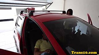 Bubblebutt tranny bounces round booty in suggestive display