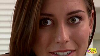 Dve rjavolaski lezbijki delita vroč tuš seks