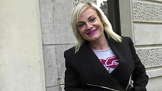 קוגר בלונדינית זיינה במכונית