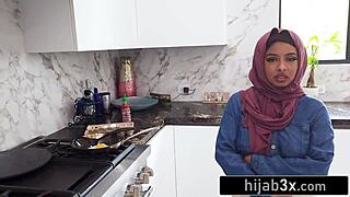 Teen musulmana appena legale 18+ impara a fare pompini, parlare sporco e scopare