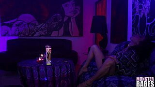 Gia Visits Darcie For Pussy Worship