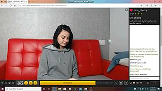 Hot Russian Camgirl Masturbates on Camera