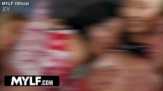 nadržená milfka paisley porter si užívá vánoční trojku