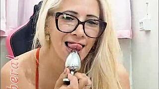 mostrando a buceta para os safadinhos que querem socar os cacetes nela marca comigo num motel e vem me foder gostoso 😈