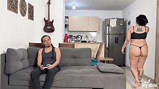 Provoco a mi roomie y me termina follando con su gran polla negra?