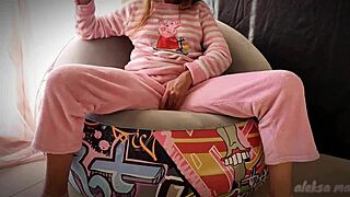 Skinny teen masturbates her pussy until she squirts