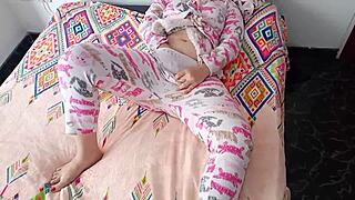 El Cornudo De Mi Esposo Prefiere La Computadora A Follarme Asi Que Su Mejor Amigo Me Lo Mete Mientras El Juega Sin Darce Cuenta Que Me Estan Llenando De Leche