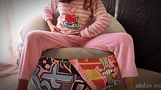 Skinny teen masturbates her pussy until she squirts