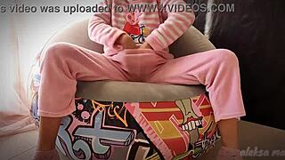 Skinny teen masturbates her pussy until she squirts