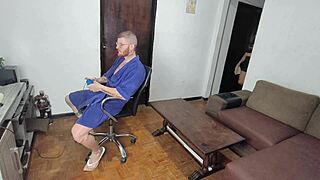 Meu colega estava jogando video e mostrei pra ele que sexo é melhor